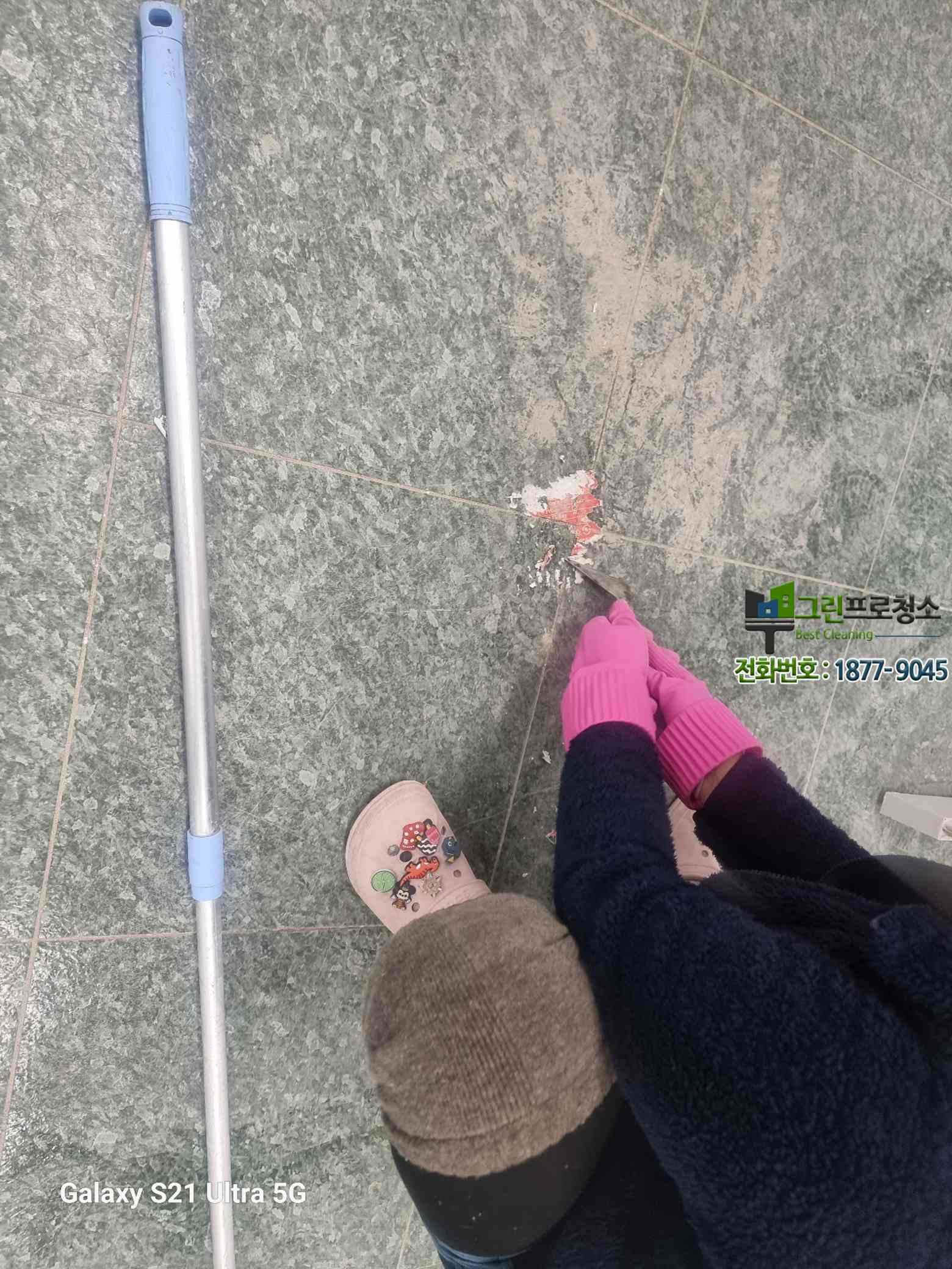 청소 후 깔끔해진 창고 바닥과 작업 동선